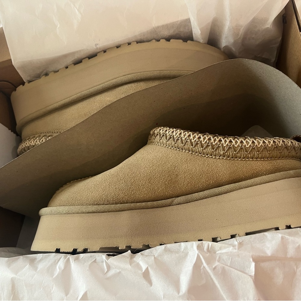 NWB ugg tazz size 6